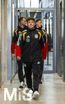 22.09.2026, Fussball DFB-Nationalmannschaft Deutschland, Trainingslager in Herzogenaurach, im Homeground bei ADIDAS, vor den UEFA Nations League Spielen, Medien-Mixed-Zone mit drei Spielern der Nationalmannschaft im Gespräch mit der anwesenden Presse. v.li: Max Rosenfelder, Philipp Treu und Younes Ebnoutalib (Deutschland) kommen zur Medienrunde. 