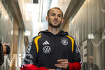 22.09.2026, Fussball DFB-Nationalmannschaft Deutschland, Trainingslager in Herzogenaurach, im Homeground bei ADIDAS, vor den UEFA Nations League Spielen, Medien-Mixed-Zone mit drei Spielern der Nationalmannschaft im Gespräch mit der anwesenden Presse. Hier Max Rosenfelder (Deutschland) bei der Ankunft