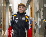 22.09.2026, Fussball DFB-Nationalmannschaft Deutschland, Trainingslager in Herzogenaurach, im Homeground bei ADIDAS, vor den UEFA Nations League Spielen, Medien-Mixed-Zone mit drei Spielern der Nationalmannschaft im Gespräch mit der anwesenden Presse. Philipp Treu (Deutschland) kommt gut gelaunt zur Medienrunde. 