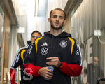 22.09.2026, Fussball DFB-Nationalmannschaft Deutschland, Trainingslager in Herzogenaurach, im Homeground bei ADIDAS, vor den UEFA Nations League Spielen, Medien-Mixed-Zone mit drei Spielern der Nationalmannschaft im Gespräch mit der anwesenden Presse. Hier Max Rosenfelder (Deutschland) bei der Ankunft