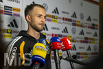 22.09.2026, Fussball DFB-Nationalmannschaft Deutschland, Trainingslager in Herzogenaurach, im Homeground bei ADIDAS, vor den UEFA Nations League Spielen, Medien-Mixed-Zone mit drei Spielern der Nationalmannschaft im Gespräch mit der anwesenden Presse. Hier Max Rosenfelder (Deutschland) vor den Mikrofonen.