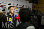 22.09.2026, Fussball DFB-Nationalmannschaft Deutschland, Trainingslager in Herzogenaurach, im Homeground bei ADIDAS, vor den UEFA Nations League Spielen, Medien-Mixed-Zone mit drei Spielern der Nationalmannschaft im Gespräch mit der anwesenden Presse. Hier Max Rosenfelder (Deutschland) vor den Mikrofonen.