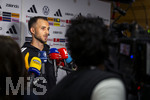 22.09.2026, Fussball DFB-Nationalmannschaft Deutschland, Trainingslager in Herzogenaurach, im Homeground bei ADIDAS, vor den UEFA Nations League Spielen, Medien-Mixed-Zone mit drei Spielern der Nationalmannschaft im Gespräch mit der anwesenden Presse. Hier Max Rosenfelder (Deutschland) vor den Mikrofonen.