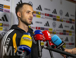 22.09.2026, Fussball DFB-Nationalmannschaft Deutschland, Trainingslager in Herzogenaurach, im Homeground bei ADIDAS, vor den UEFA Nations League Spielen, Medien-Mixed-Zone mit drei Spielern der Nationalmannschaft im Gespräch mit der anwesenden Presse. Hier Max Rosenfelder (Deutschland) vor den Mikrofonen.