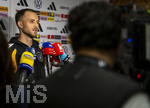 22.09.2026, Fussball DFB-Nationalmannschaft Deutschland, Trainingslager in Herzogenaurach, im Homeground bei ADIDAS, vor den UEFA Nations League Spielen, Medien-Mixed-Zone mit drei Spielern der Nationalmannschaft im Gespräch mit der anwesenden Presse. Hier Max Rosenfelder (Deutschland) vor den Mikrofonen.