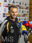 22.09.2026, Fussball DFB-Nationalmannschaft Deutschland, Trainingslager in Herzogenaurach, im Homeground bei ADIDAS, vor den UEFA Nations League Spielen, Medien-Mixed-Zone mit drei Spielern der Nationalmannschaft im Gespräch mit der anwesenden Presse. Hier Max Rosenfelder (Deutschland) vor den Mikrofonen.