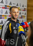 22.09.2026, Fussball DFB-Nationalmannschaft Deutschland, Trainingslager in Herzogenaurach, im Homeground bei ADIDAS, vor den UEFA Nations League Spielen, Medien-Mixed-Zone mit drei Spielern der Nationalmannschaft im Gespräch mit der anwesenden Presse. Hier Max Rosenfelder (Deutschland) vor den Mikrofonen.