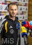 22.09.2026, Fussball DFB-Nationalmannschaft Deutschland, Trainingslager in Herzogenaurach, im Homeground bei ADIDAS, vor den UEFA Nations League Spielen, Medien-Mixed-Zone mit drei Spielern der Nationalmannschaft im Gespräch mit der anwesenden Presse. Hier Max Rosenfelder (Deutschland) vor den Mikrofonen.