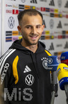 22.09.2026, Fussball DFB-Nationalmannschaft Deutschland, Trainingslager in Herzogenaurach, im Homeground bei ADIDAS, vor den UEFA Nations League Spielen, Medien-Mixed-Zone mit drei Spielern der Nationalmannschaft im Gespräch mit der anwesenden Presse. Hier Max Rosenfelder (Deutschland) vor den Mikrofonen.