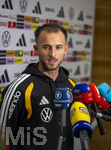 22.09.2026, Fussball DFB-Nationalmannschaft Deutschland, Trainingslager in Herzogenaurach, im Homeground bei ADIDAS, vor den UEFA Nations League Spielen, Medien-Mixed-Zone mit drei Spielern der Nationalmannschaft im Gespräch mit der anwesenden Presse. Hier Max Rosenfelder (Deutschland) vor den Mikrofonen.