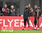 22.09.2026, Fussball DFB-Nationalmannschaft Deutschland, Trainingslager in Herzogenaurach, im Homeground bei ADIDAS, vor den UEFA Nations League Spielen, Training der Nationalmannschaft vor der anwesenden Presse. Alle haben sichtlich Spass Rudi Völler und Trainer Jürgen Klopp (beide Deutschland) mittendrin,