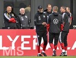 22.09.2026, Fussball DFB-Nationalmannschaft Deutschland, Trainingslager in Herzogenaurach, im Homeground bei ADIDAS, vor den UEFA Nations League Spielen, Training der Nationalmannschaft vor der anwesenden Presse. Alle haben sichtlich Spass Rudi Völler und Trainer Jürgen Klopp (beide Deutschland).