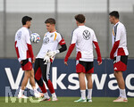 22.09.2026, Fussball DFB-Nationalmannschaft Deutschland, Trainingslager in Herzogenaurach, im Homeground bei ADIDAS, vor den UEFA Nations League Spielen, Training der Nationalmannschaft vor der anwesenden Presse. Torwart Finn Dahmen (Deutschland) beim Aufwärmen.