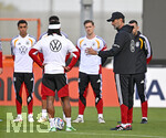 22.09.2026, Fussball DFB-Nationalmannschaft Deutschland, Trainingslager in Herzogenaurach, im Homeground bei ADIDAS, vor den UEFA Nations League Spielen, Training der Nationalmannschaft vor der anwesenden Presse. Trainer Jürgen Klopp (Deutschland) hält eine Ansprahce an die Mannschaft,