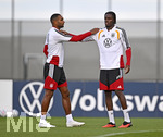 22.09.2026, Fussball DFB-Nationalmannschaft Deutschland, Trainingslager in Herzogenaurach, im Homeground bei ADIDAS, vor den UEFA Nations League Spielen, Training der Nationalmannschaft vor der anwesenden Presse. Jonathan Tah (Deutschland) und Yann Bisseck (Deutschland).
