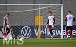 22.09.2026, Fussball DFB-Nationalmannschaft Deutschland, Trainingslager in Herzogenaurach, im Homeground bei ADIDAS, vor den UEFA Nations League Spielen, Training der Nationalmannschaft vor der anwesenden Presse. v.l. Torwart Finn Dahmen (Deutschland), Torwart Alexander Nübel (Deutschland) und Torwart Marc ter Stegen (Deutschland).
