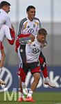 22.09.2026, Fussball DFB-Nationalmannschaft Deutschland, Trainingslager in Herzogenaurach, im Homeground bei ADIDAS, vor den UEFA Nations League Spielen, Training der Nationalmannschaft vor der anwesenden Presse. Joshua Kimmich (Deutschland) trägt Jamal Musiala (Deutschland) Huckpack.