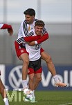 22.09.2026, Fussball DFB-Nationalmannschaft Deutschland, Trainingslager in Herzogenaurach, im Homeground bei ADIDAS, vor den UEFA Nations League Spielen, Training der Nationalmannschaft vor der anwesenden Presse. Philipp Treu (unten , Deutschland) trägt Kai Havertz (Deutschland) Huckepack.