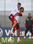 22.09.2026, Fussball DFB-Nationalmannschaft Deutschland, Trainingslager in Herzogenaurach, im Homeground bei ADIDAS, vor den UEFA Nations League Spielen, Training der Nationalmannschaft vor der anwesenden Presse. Josha Vagnoman (unten Deutschland) trägt Huckepack