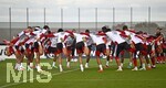 22.09.2026, Fussball DFB-Nationalmannschaft Deutschland, Trainingslager in Herzogenaurach, im Homeground bei ADIDAS, vor den UEFA Nations League Spielen, Training der Nationalmannschaft vor der anwesenden Presse. Die Spieler halten sich aneinander fest