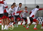 22.09.2026, Fussball DFB-Nationalmannschaft Deutschland, Trainingslager in Herzogenaurach, im Homeground bei ADIDAS, vor den UEFA Nations League Spielen, Training der Nationalmannschaft vor der anwesenden Presse. Die Nationalspieler haben sichtlich Spass Joshua Kimmich (re, Deutschland) 