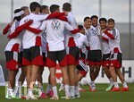 22.09.2026, Fussball DFB-Nationalmannschaft Deutschland, Trainingslager in Herzogenaurach, im Homeground bei ADIDAS, vor den UEFA Nations League Spielen, Training der Nationalmannschaft vor der anwesenden Presse. Die Nationalspieler haben sichtlich Spass Joshua Kimmich (re, Deutschland) 