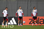 22.09.2026, Fussball DFB-Nationalmannschaft Deutschland, Trainingslager in Herzogenaurach, im Homeground bei ADIDAS, vor den UEFA Nations League Spielen, Training der Nationalmannschaft vor der anwesenden Presse. v.l. Joshua Kimmich (Deutschland), Max Rosenfelder (Deutschland) und Kevin Schade (Deutschland). 