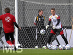 22.09.2026, Fussball DFB-Nationalmannschaft Deutschland, Trainingslager in Herzogenaurach, im Homeground bei ADIDAS, vor den UEFA Nations League Spielen, Training der Nationalmannschaft vor der anwesenden Presse. Torwart Trainer Stefan Wessels (Deutschland) schießt auf Torwart Alexander Nübel (Deutschland).