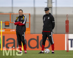 22.09.2026, Fussball DFB-Nationalmannschaft Deutschland, Trainingslager in Herzogenaurach, im Homeground bei ADIDAS, vor den UEFA Nations League Spielen, v.lI: Co-Trainer Pepijn Lijnders (Deutschland), Bundestrainer Jürgen Klopp (Deutschland) lachend.