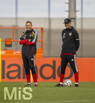 22.09.2026, Fussball DFB-Nationalmannschaft Deutschland, Trainingslager in Herzogenaurach, im Homeground bei ADIDAS, vor den UEFA Nations League Spielen, v.lI: Co-Trainer Pepijn Lijnders (Deutschland), Bundestrainer Jürgen Klopp (Deutschland) lachend.