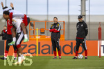 22.09.2026, Fussball DFB-Nationalmannschaft Deutschland, Trainingslager in Herzogenaurach, im Homeground bei ADIDAS, vor den UEFA Nations League Spielen, v.lI: Co-Trainer Pepijn Lijnders (Deutschland), Bundestrainer Jürgen Klopp (Deutschland) lachend.