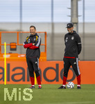 22.09.2026, Fussball DFB-Nationalmannschaft Deutschland, Trainingslager in Herzogenaurach, im Homeground bei ADIDAS, vor den UEFA Nations League Spielen, v.lI: Co-Trainer Pepijn Lijnders (Deutschland), Bundestrainer Jürgen Klopp (Deutschland) lachend.