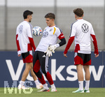 22.09.2026, Fussball DFB-Nationalmannschaft Deutschland, Trainingslager in Herzogenaurach, im Homeground bei ADIDAS, vor den UEFA Nations League Spielen, Torwart Finn Dahmen (Deutschland) Ballannahme. 