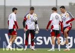 22.09.2026, Fussball DFB-Nationalmannschaft Deutschland, Trainingslager in Herzogenaurach, im Homeground bei ADIDAS, vor den UEFA Nations League Spielen, Torwart Finn Dahmen (Deutschland) Ballannahme. 