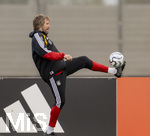 22.09.2026, Fussball DFB-Nationalmannschaft Deutschland, Trainingslager in Herzogenaurach, im Homeground bei ADIDAS, vor den UEFA Nations League Spielen, Torwarttrainer Stefan Wessels (Deutschland) am Ball 