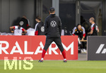 22.09.2026, Fussball DFB-Nationalmannschaft Deutschland, Trainingslager in Herzogenaurach, im Homeground bei ADIDAS, vor den UEFA Nations League Spielen, Bundestrainer Jürgen Klopp (Deutschland) steht breitbeinig da 