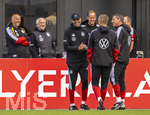 22.09.2026, Fussball DFB-Nationalmannschaft Deutschland, Trainingslager in Herzogenaurach, im Homeground bei ADIDAS, vor den UEFA Nations League Spielen, Bundestrainer Jürgen Klopp (Deutschland) gut gelaunt li: Sportdirektor Rudi Völler (Deutschland), li: Marc Kosicke (Berater Klopp, DFB).  