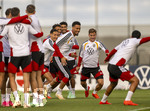 22.09.2026, Fussball DFB-Nationalmannschaft Deutschland, Trainingslager in Herzogenaurach, im Homeground bei ADIDAS, vor den UEFA Nations League Spielen, Spass beim Training, Joshua Kimmich (Deutschland), Younes Ebnoutalib (Deutschland), Felix Nmecha (Deutschland), Joshua Kimmich (Deutschland), 