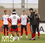 22.09.2026, Fussball DFB-Nationalmannschaft Deutschland, Trainingslager in Herzogenaurach, im Homeground bei ADIDAS, vor den UEFA Nations League Spielen, Bundestrainer Jürgen Klopp (Deutschland) hält eine Rede vor seinen Spielern 