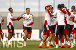 22.09.2026, Fussball DFB-Nationalmannschaft Deutschland, Trainingslager in Herzogenaurach, im Homeground bei ADIDAS, vor den UEFA Nations League Spielen, Spass beim training, li: Younes Ebnoutalib (Deutschland) 