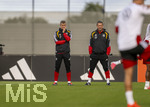 22.09.2026, Fussball DFB-Nationalmannschaft Deutschland, Trainingslager in Herzogenaurach, im Homeground bei ADIDAS, vor den UEFA Nations League Spielen, v.li: Co-Trainer Sven Bender (Deutschland), Co-Trainer Peter Krawietz (Deutschland) 
