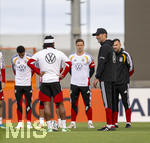 22.09.2026, Fussball DFB-Nationalmannschaft Deutschland, Trainingslager in Herzogenaurach, im Homeground bei ADIDAS, vor den UEFA Nations League Spielen, Bundestrainer Jürgen Klopp (Deutschland) hält eine Rede vor seinen Spielern 