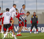 22.09.2026, Fussball DFB-Nationalmannschaft Deutschland, Trainingslager in Herzogenaurach, im Homeground bei ADIDAS, vor den UEFA Nations League Spielen, Josha Vagnoman trägt Yannik Engelhardt, Joshua Kimmich (Deutschland) trägt Jamal Musiala (Deutschland) 