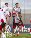 22.09.2026, Fussball DFB-Nationalmannschaft Deutschland, Trainingslager in Herzogenaurach, im Homeground bei ADIDAS, vor den UEFA Nations League Spielen, Joshua Kimmich (Deutschland) trägt Jamal Musiala (Deutschland) 