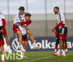 22.09.2026, Fussball DFB-Nationalmannschaft Deutschland, Trainingslager in Herzogenaurach, im Homeground bei ADIDAS, vor den UEFA Nations League Spielen, Kai Havertz lässt sich von Philipp Treu (Deutschland) tragen, re: Josha Vagnoman 