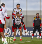 22.09.2026, Fussball DFB-Nationalmannschaft Deutschland, Trainingslager in Herzogenaurach, im Homeground bei ADIDAS, vor den UEFA Nations League Spielen,  Joshua Kimmich (Deutschland) trägt Jamal Musiala (Deutschland) 