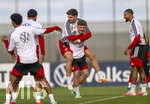 22.09.2026, Fussball DFB-Nationalmannschaft Deutschland, Trainingslager in Herzogenaurach, im Homeground bei ADIDAS, vor den UEFA Nations League Spielen, Kai Havertz lässt sich von Philipp Treu (Deutschland) tragen 