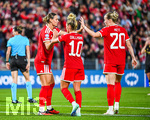 22.09.2026, Unterhaching, Deutschland. UEFA Women's Champions League, 1. Spieltag der Ligaphase: FC Bayern München Frauen gegen Manchester City. UWCL-Auftakt der FC Bayern Frauen und erstes UWCL-Pflichtspiel im neuen Zuhause Sportpark Unterhaching. FC Bayern jubelt. Klara Bühl (FC Bayern Frauen) mit Linda Dallmann (FC Bayern Frauen) und Franziska Kett (FC Bayern Frauen)