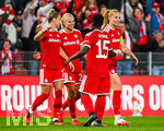 22.09.2026, Unterhaching, Deutschland. UEFA Women's Champions League, 1. Spieltag der Ligaphase: FC Bayern München Frauen gegen Manchester City. UWCL-Auftakt der FC Bayern Frauen und erstes UWCL-Pflichtspiel im neuen Zuhause Sportpark Unterhaching. FC Bayern jubelt. Giulia Gwinn (FC Bayern Frauen) mit Pernille Harder (FC Bayern Frauen) mit Bernadette Amani (FC Bayern Frauen) und Glódís Perla Viggósdóttir (FC Bayern Frauen)