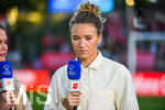 22.09.2026, Unterhaching, Deutschland. UEFA Women's Champions League, 1. Spieltag der Ligaphase: FC Bayern München Frauen gegen Manchester City. UWCL-Auftakt der FC Bayern Frauen und erstes UWCL-Pflichtspiel im neuen Zuhause Sportpark Unterhaching. TV Moderatorin